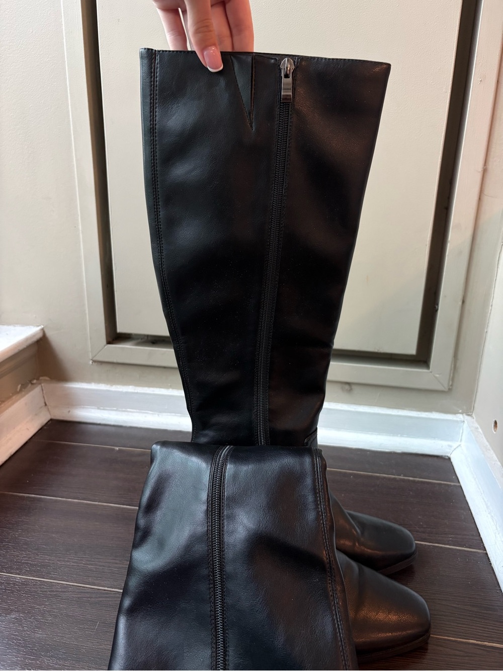 Women's Black Knee-High Block Heel Boots - Picture 4 of 5
